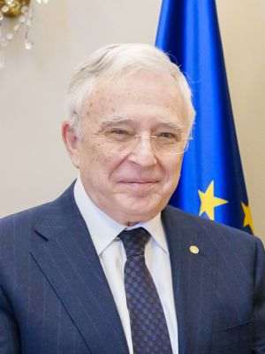 Sursă foto: Wikipedia/Mugur Isărescu